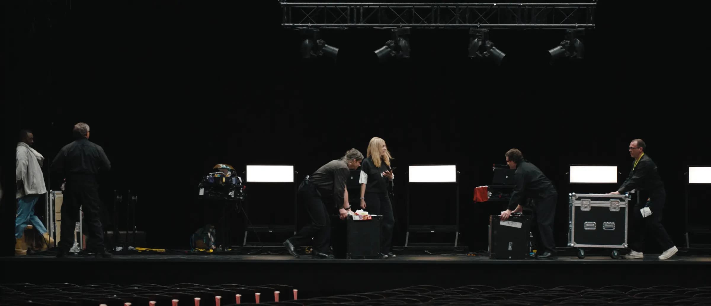 Un equipo técnico montando un escenario