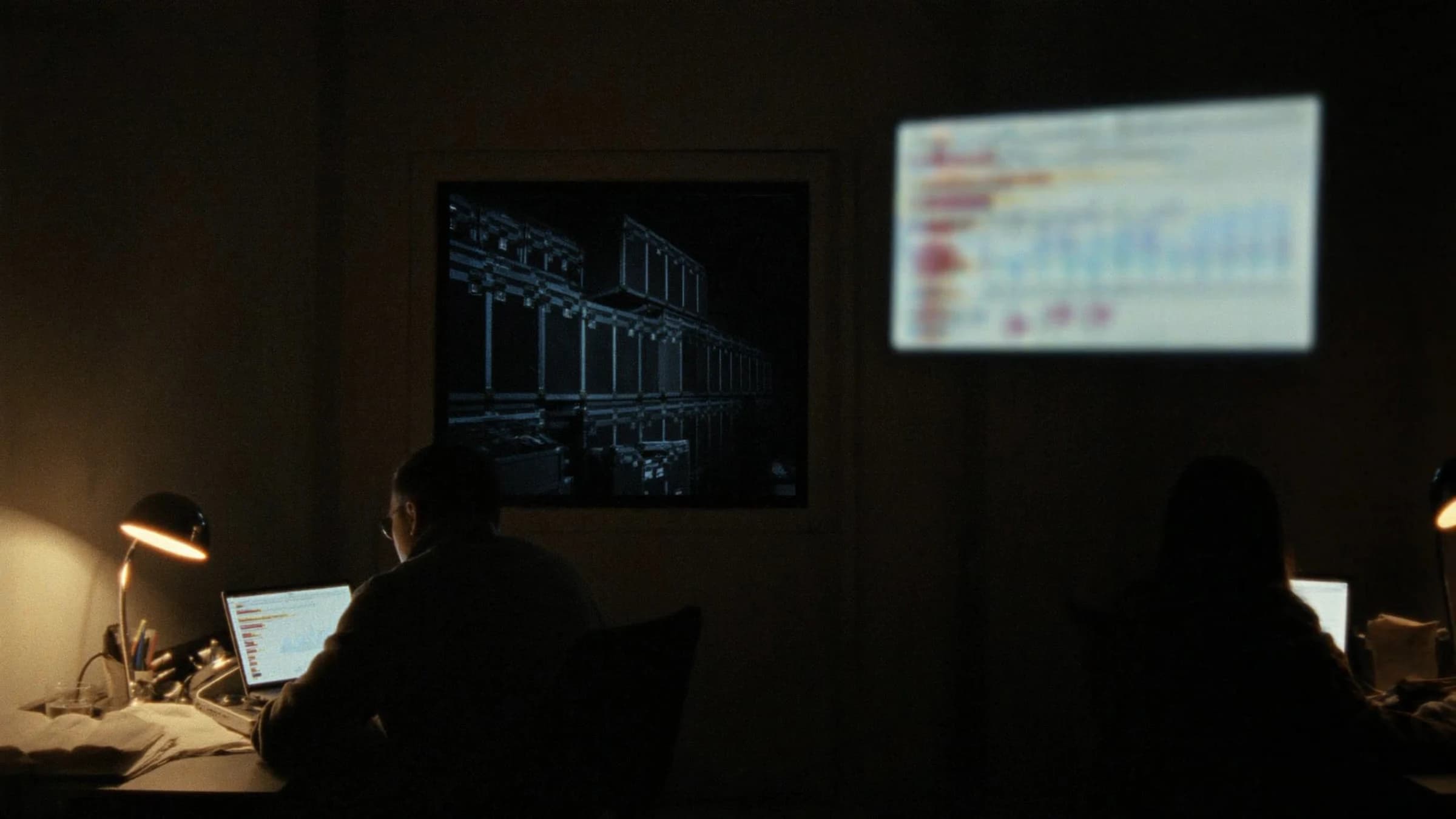 La oficina de una empresa de alquiler de noche, con los informes en la pantalla.