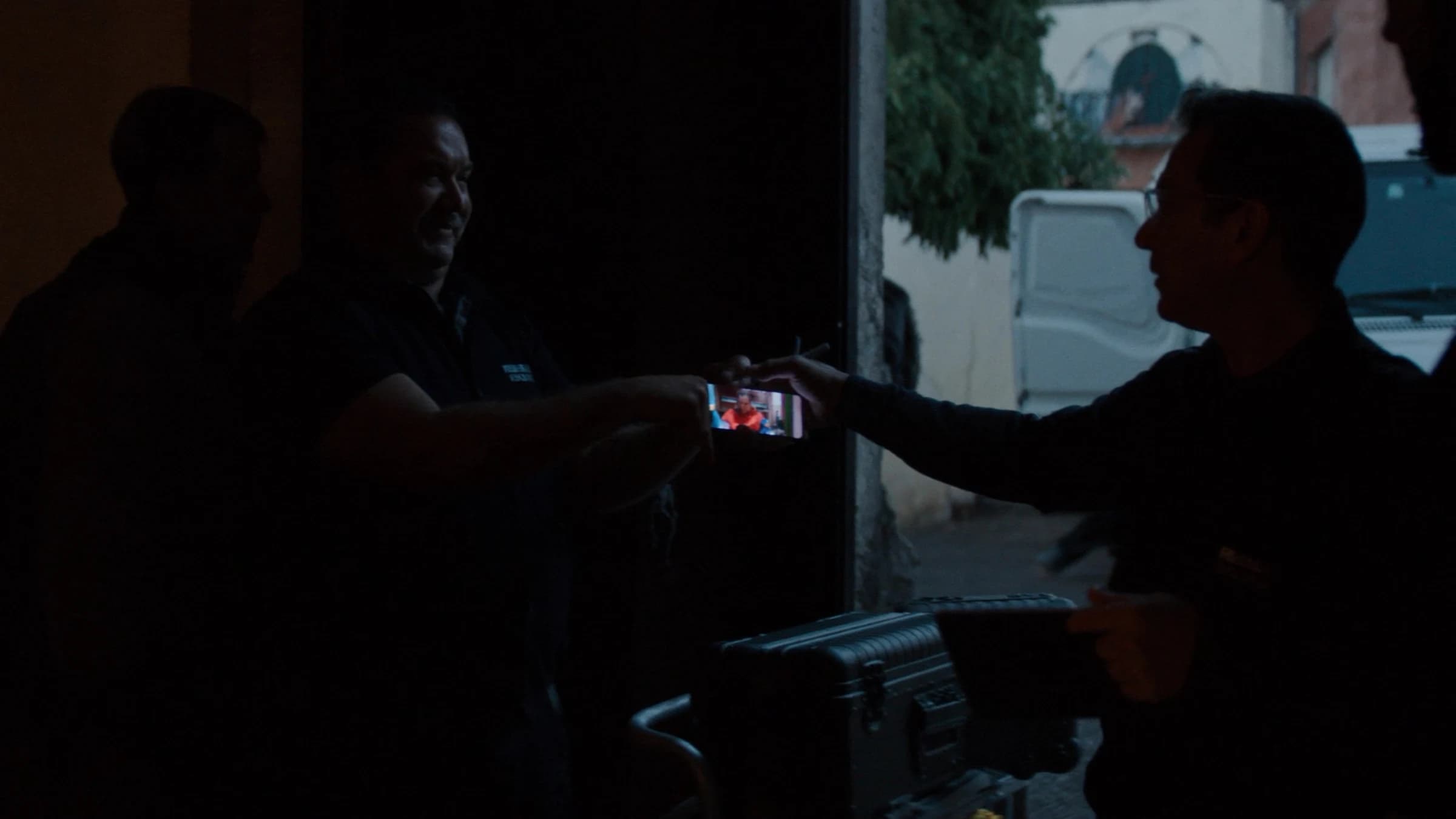 Entrega de material en la puerta trasera de un teatro, con el móvil para firmar.